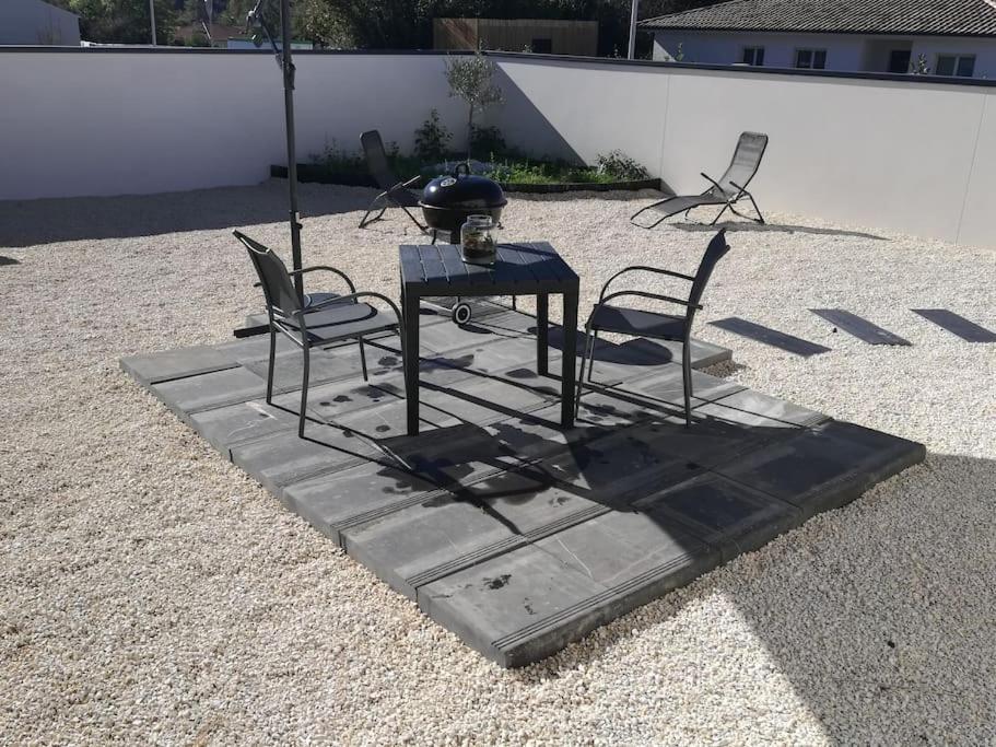Appartement Studio cosy avec accès et terrasse indépendants à Tresses Extérieur photo
